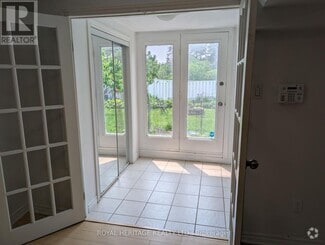 Building Photo - 1565 Somergrove Crescent