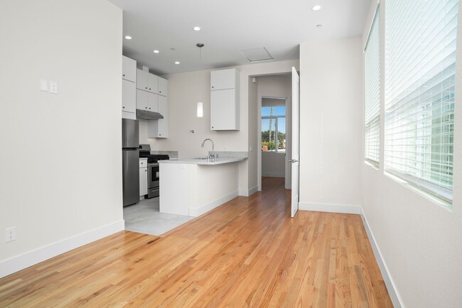 Foto del edificio - MOVE IN SPECIAL $500 OFF MOVE IN COST! Bra...