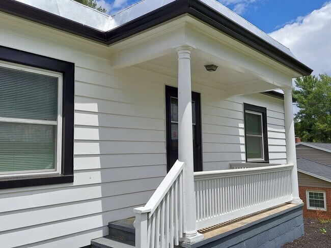 Foto del edificio - Single Family 3 BR, 2 Bath Rental House in Staunton, Available in November 2025