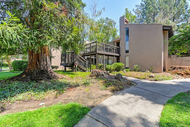 Building Photo - 628 Woodside Sierra