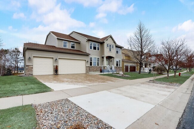 Foto del edificio - Grand 5 bed 4.5 bath Maple Grove Home w/ 3-Car Garage! Fully Furnished