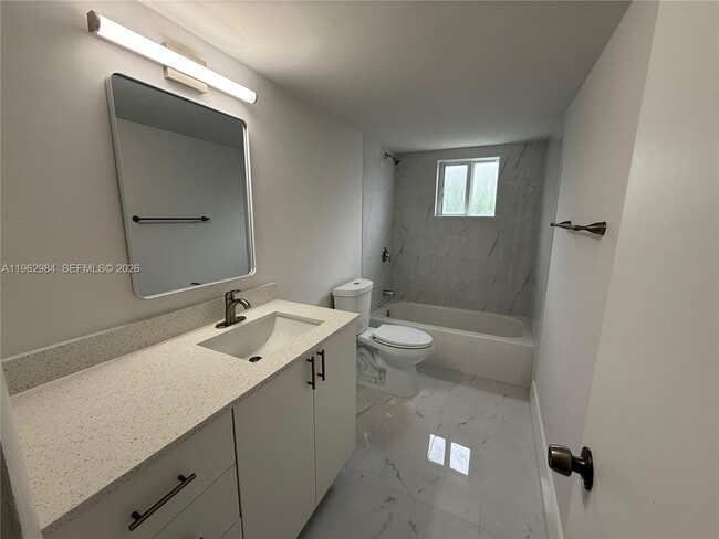 Foto del edificio - 3626 NE 168th St