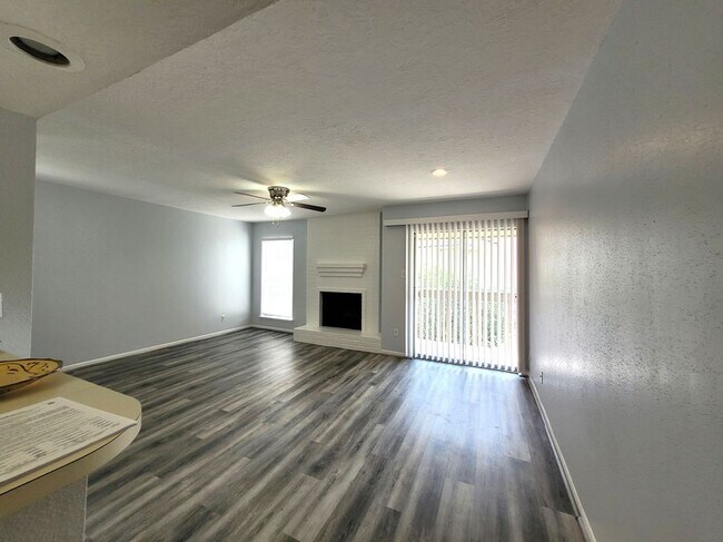 Foto del edificio - 3919 Fairmont Pkwy