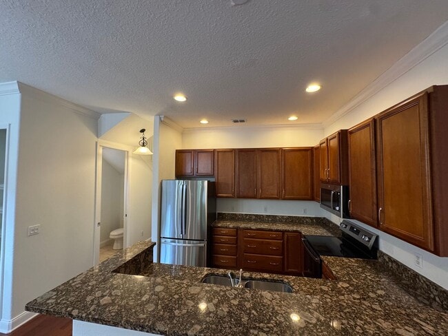 Building Photo - Townhouse Located Downtown!