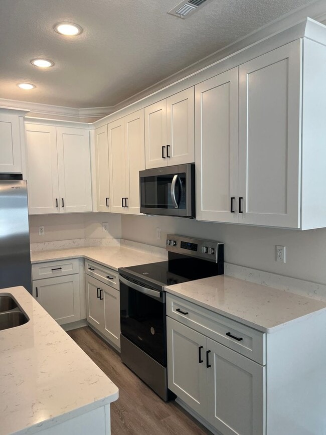 Foto del edificio - July 1st! Brand New! FENCED IN YARD! Beaut...