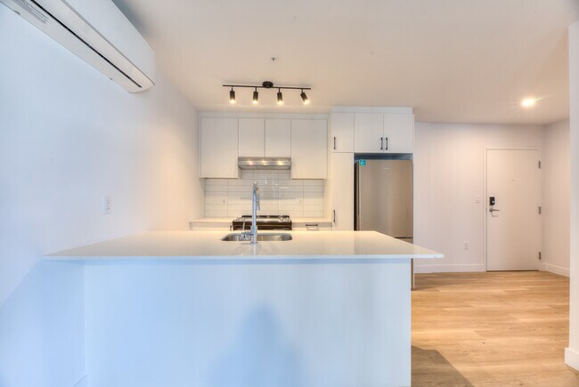 Building Photo - S609