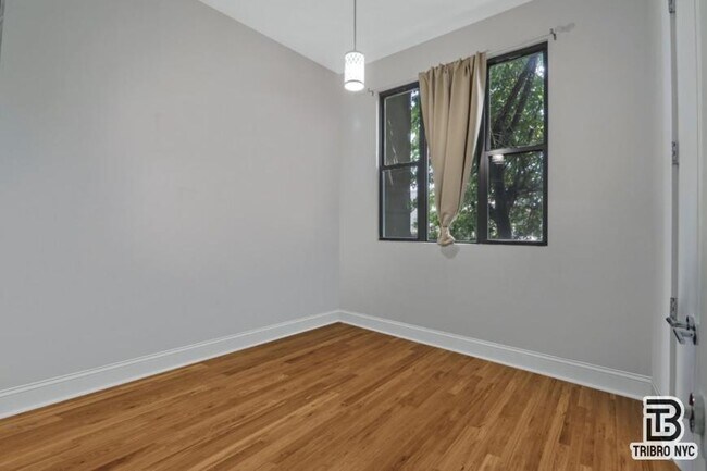 Foto del edificio - 3 bedroom in ASTORIA NY 11106