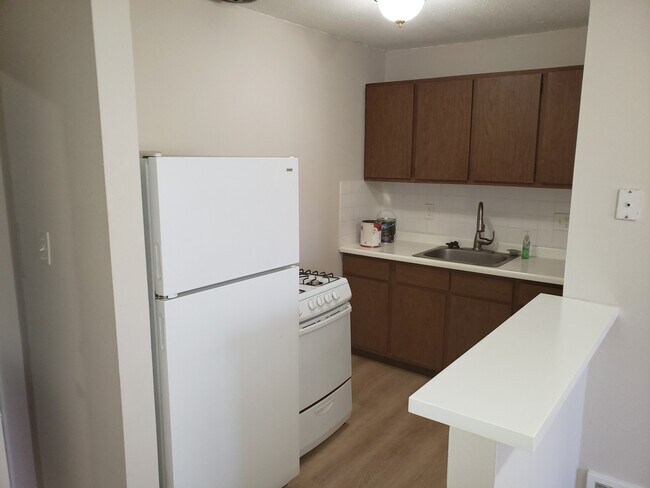 Foto del edificio - 7323 Hoover Ave