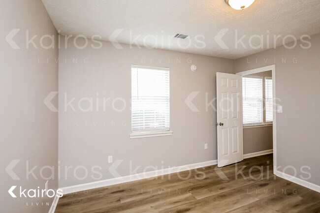 Foto del edificio - 385 Deer Park Dr