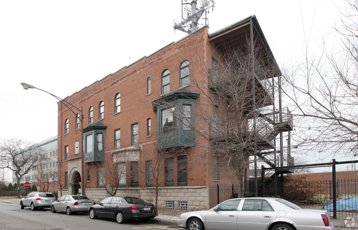 Building Photo - 3545 S Michigan Ave