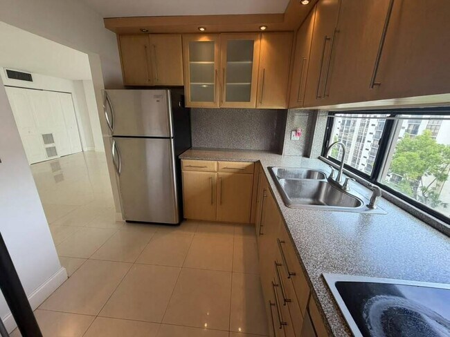 Foto del edificio - 17021 N Bay Rd