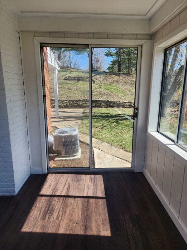 Building Photo - 5679 Valleyview Dr