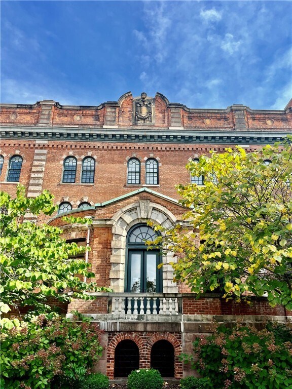 Building Photo - 300 Alexander St