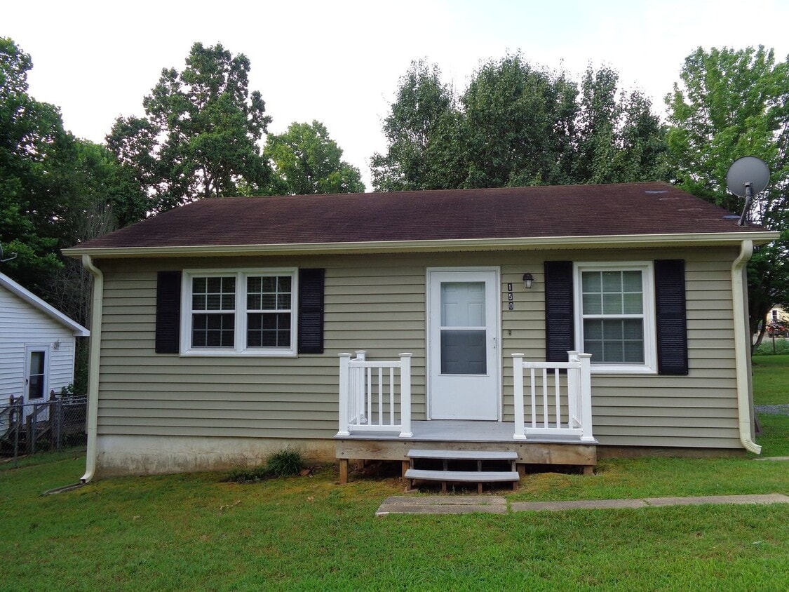 Primary Photo - Cute House-Nice Yard!