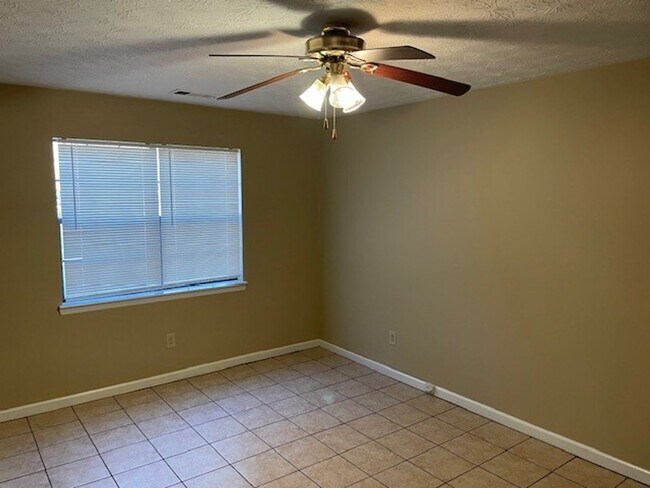 Building Photo - 350 River Brook Ct: 2BD Duplex with Jack &...