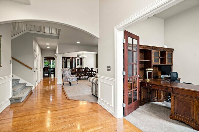 Foto del edificio - Spacious 5-Bedroom Home with Office, Dual Living Areas & Stunning Outdoor Retreat