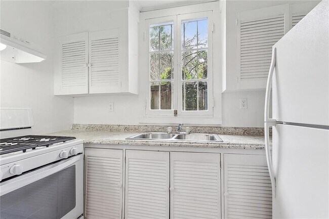 Foto del edificio - 2021 Burgundy St