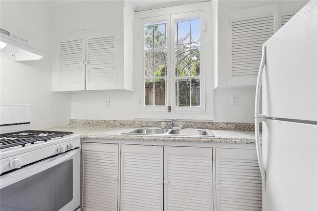 Building Photo - 2021 Burgundy St