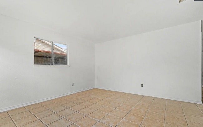 Building Photo - spacious 4-bedroom, 2-bath home