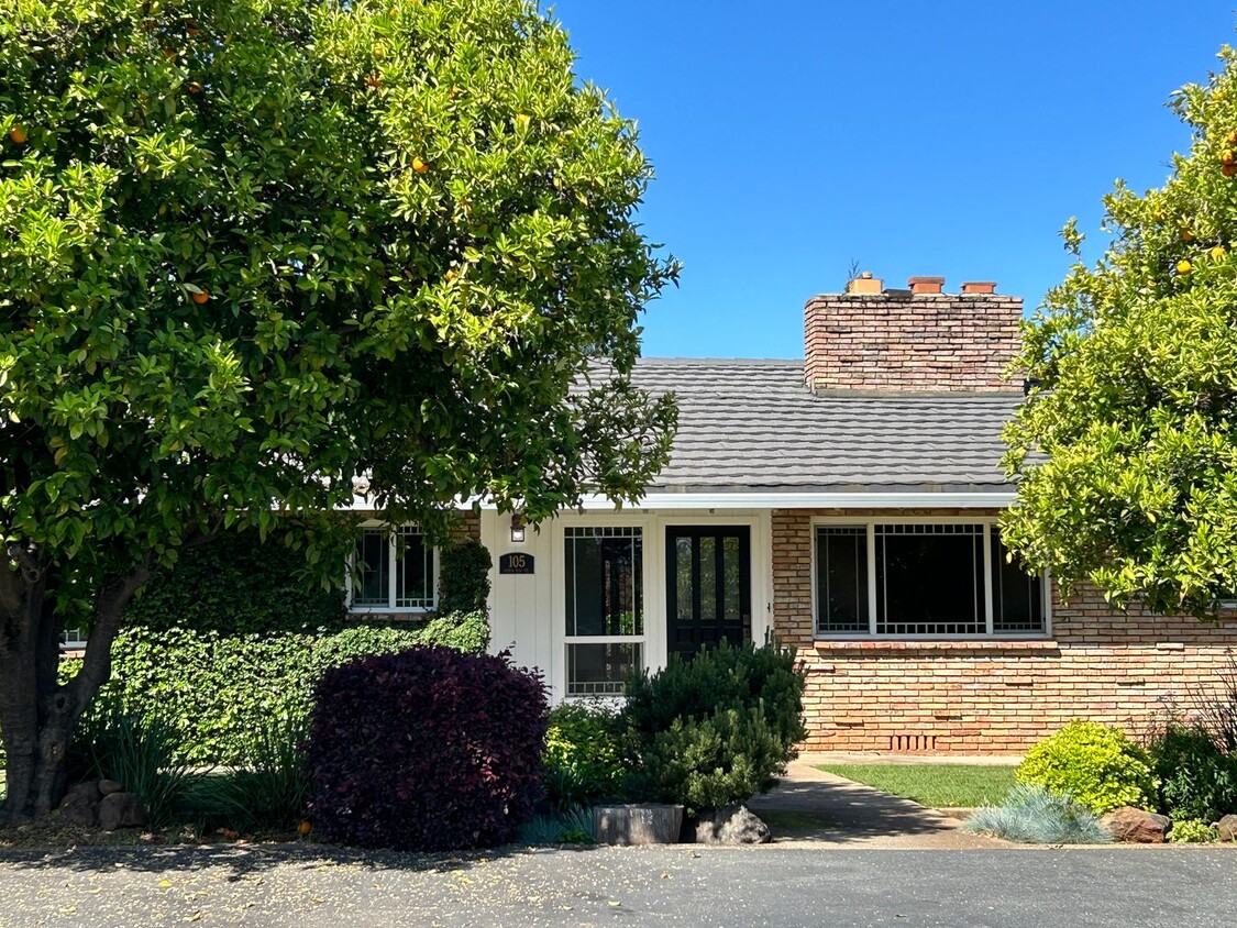 Primary Photo - 105 Lemon Hill Drive - Your Get Away Home!!