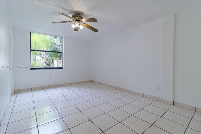 Building Photo - 14611 N Kendall Dr