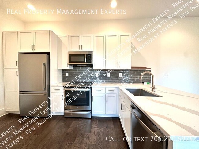 Building Photo - **MOVE IN SPECIAL!**Beautiful 2BR/2.5BA To...