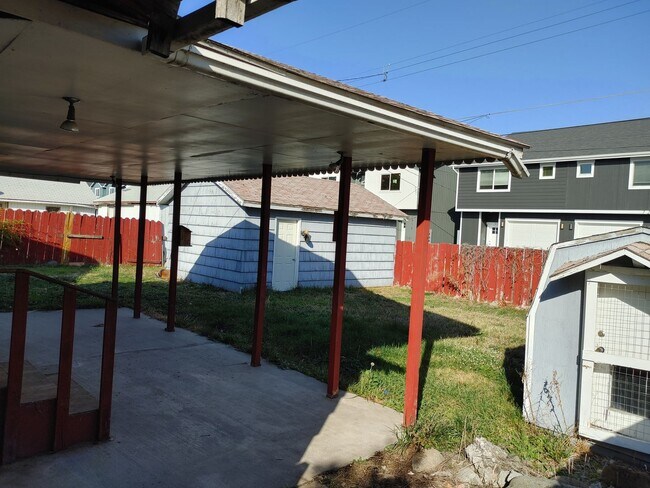 Building Photo - Spokane Valley Home Available Now!