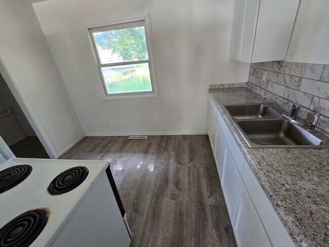 Foto del edificio - Charming 3 bed 1 bath house with large yard!