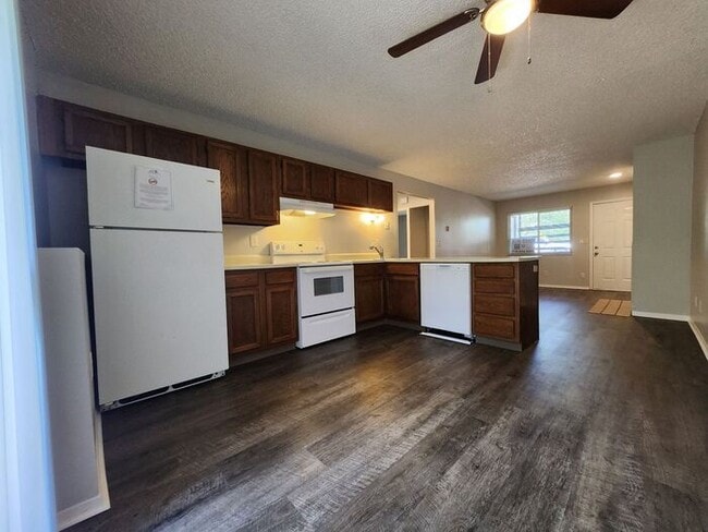 Building Photo - Cozy 2-Bedroom Lower-Level Unit | Great Location Near Fillmore & Straus Lane