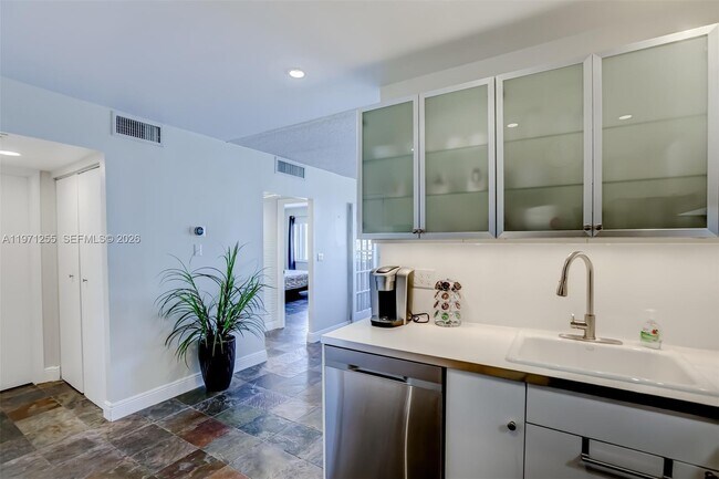 Foto del edificio - 401 Golden Isles Dr