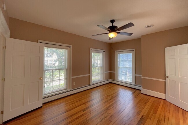 Dormitorio principal - 609 W Water St