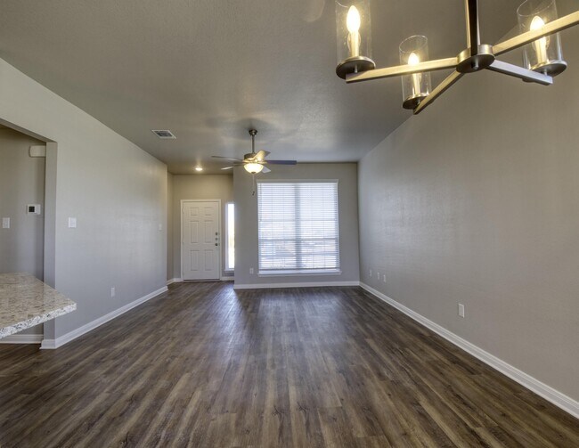 Foto del edificio - 619 Fallbrook Dr