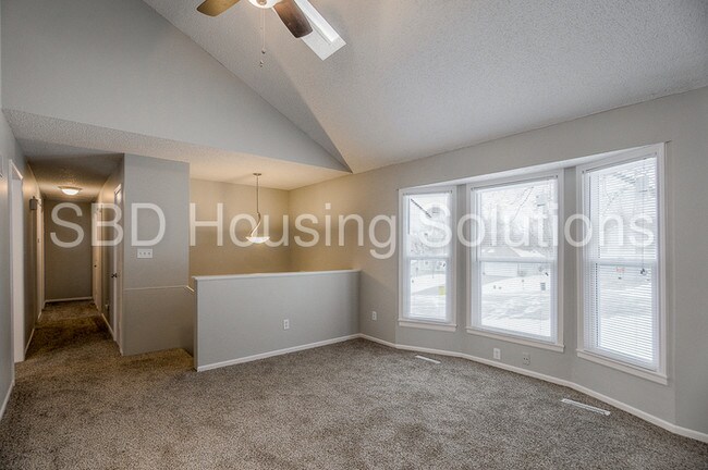Building Photo - 5516 Maywood Ave