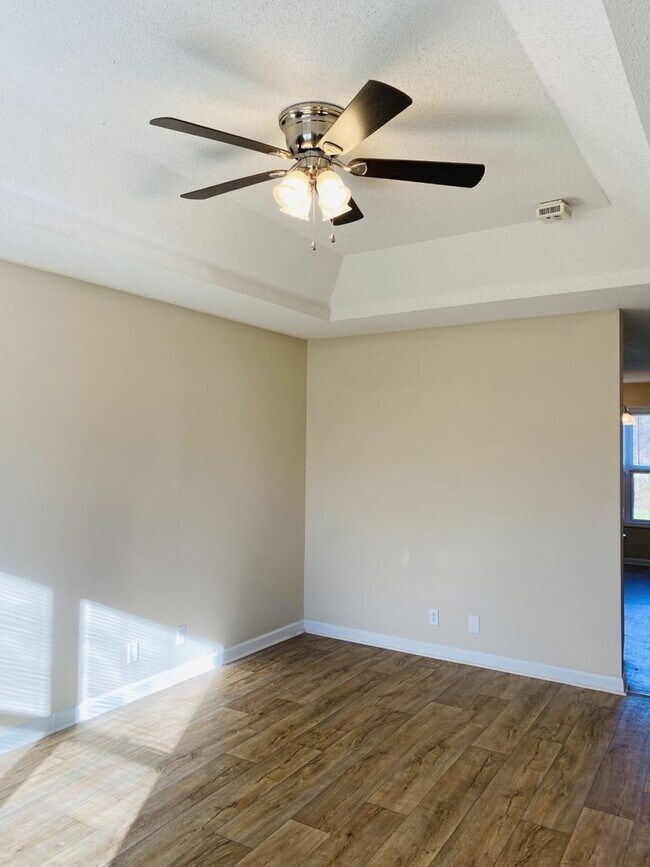 Building Photo - Charming ranch home.