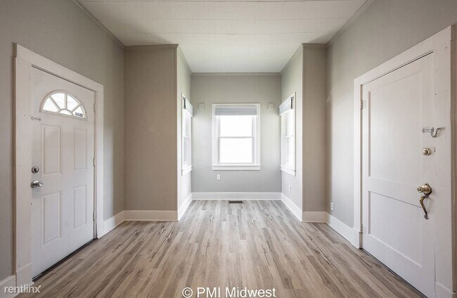 Foto del edificio - 1 br, 1 bath Duplex - 807 Warren Avenue A