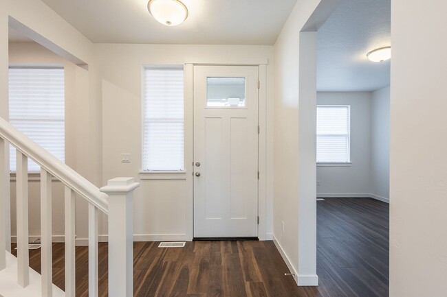 Building Photo - Brand New 3 bed 2.5 bath with flex room No...