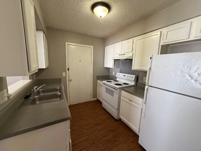 Foto del edificio - Duplex Located West Of University Near Parks & Movie Theater!