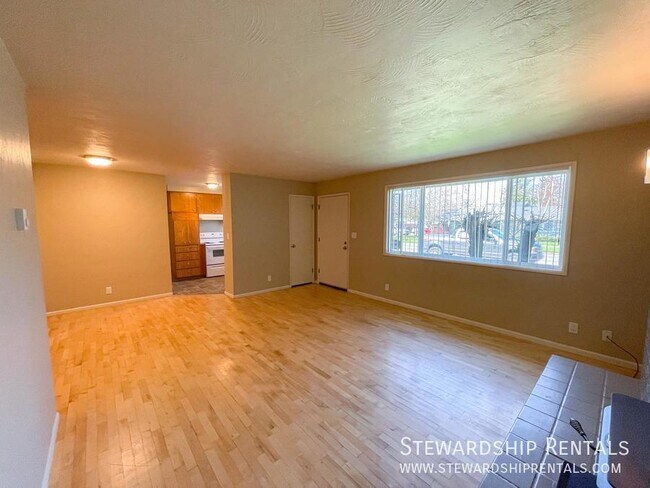 Building Photo - 2 Bedroom Duplex in Eugene!