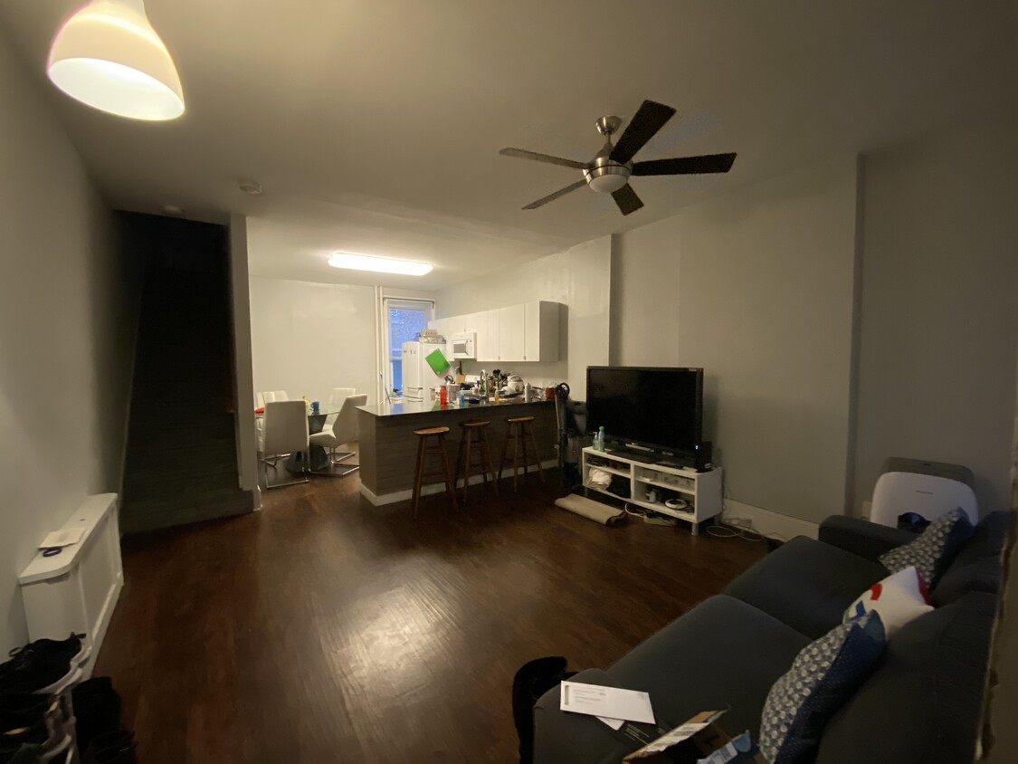 living room - 4024 Ludlow St