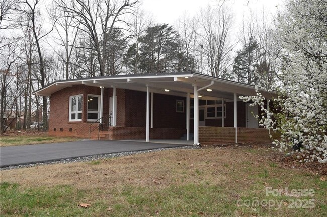 Foto del edificio - Charming 3 Bed 2 Bath Brick Home with Reno...