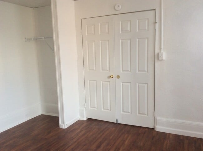 Building Photo - 3 Bedroom 1.5 Bath 1st Floor Apartment-York City SD
