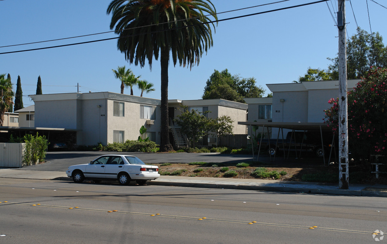 Building Photo - 909-911 S Magnolia Ave