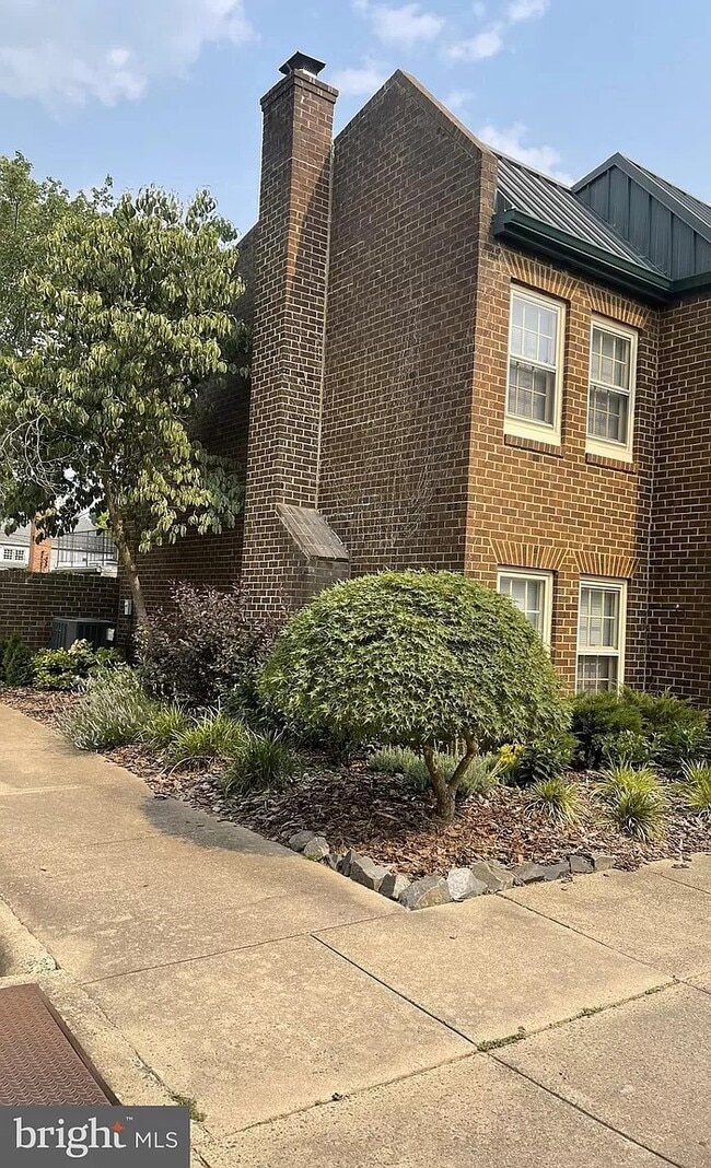 ront; parking - 316 S Columbus St