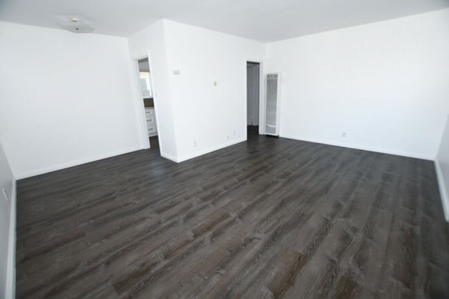 Building Photo - Remodeled 2Bed/1Bath Duplex in Old Town Ca...