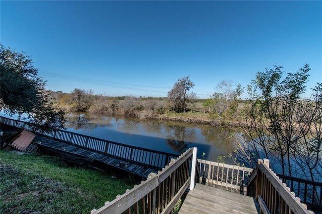 Building Photo - 4401 River Valley Dr