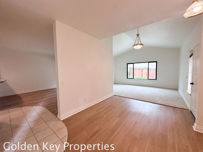 Building Photo - Move-in ready townhome in desirable Summerhill community in Encinitas!