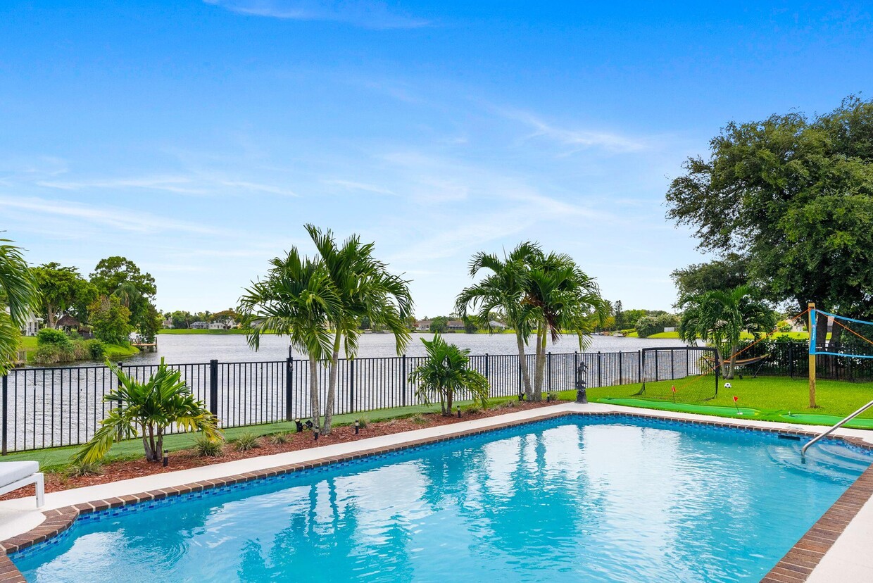 Primary Photo - 12875 Guilford Cir