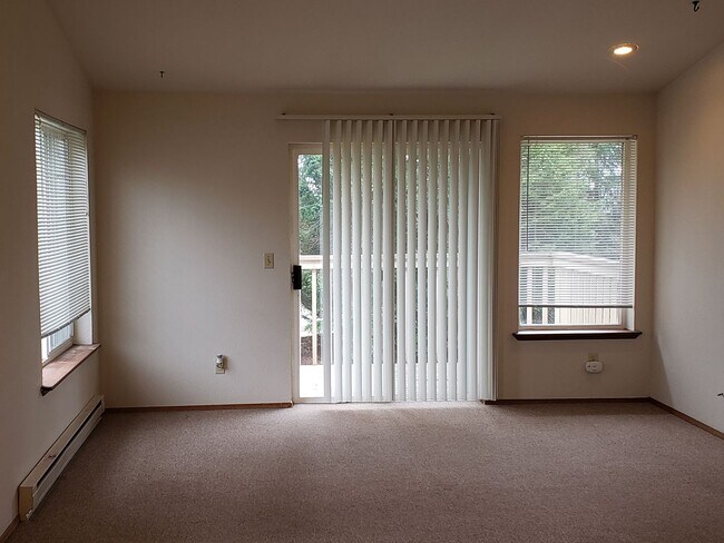 Foto del edificio - Spacious Two Bedroom Coming Available!