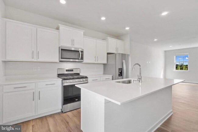 Building Photo - 16651 Green Glade Dr