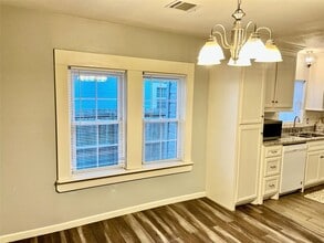 Building Photo - 106 N Eastwood St